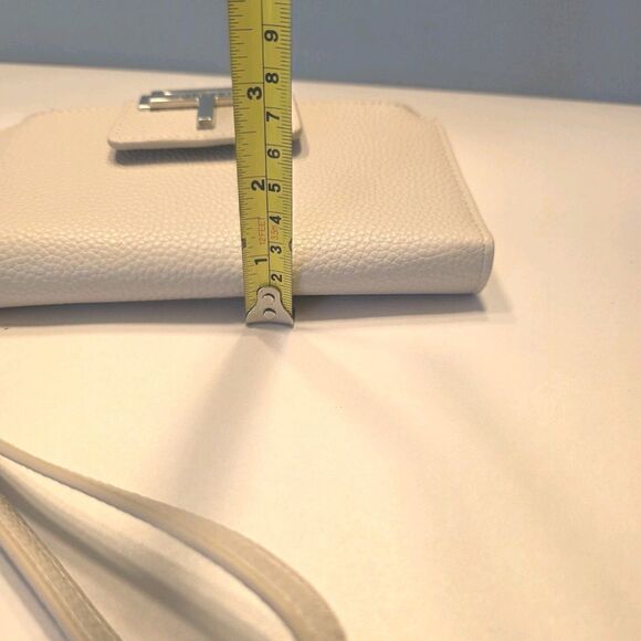 Tahari Bifold Wallet Wristlet NEW Multisection Cloud White Pebbled Faux Leather - Picture 12 of 13